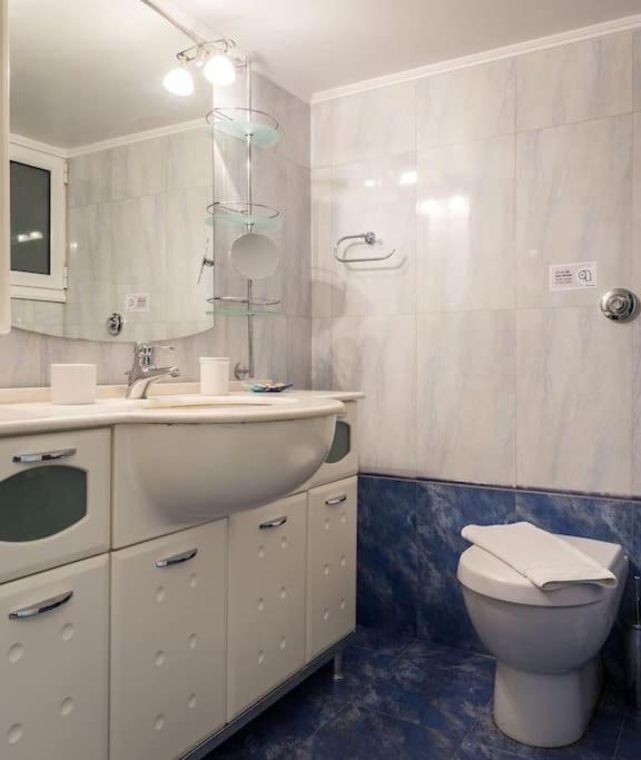 A Unique Apartment In The Historical Center-3Bds Афіни Екстер'єр фото