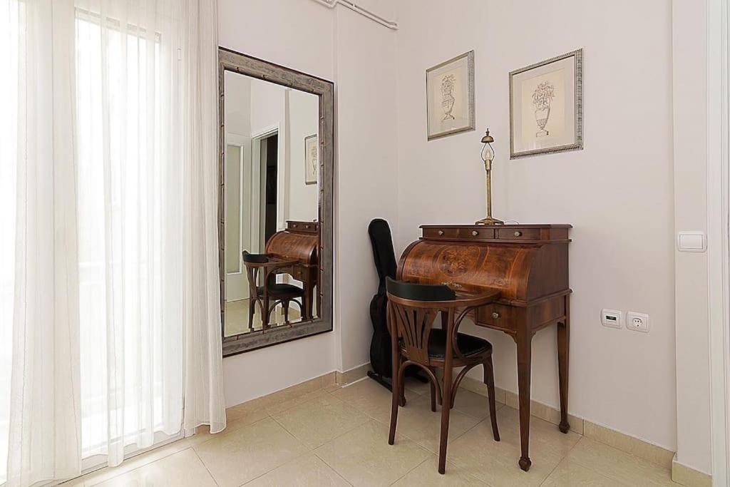 A Unique Apartment In The Historical Center-3Bds Афіни Екстер'єр фото