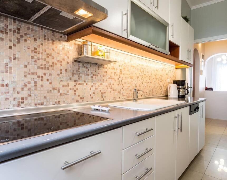 A Unique Apartment In The Historical Center-3Bds Афіни Екстер'єр фото