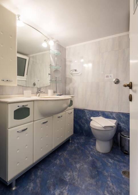 A Unique Apartment In The Historical Center-3Bds Афіни Екстер'єр фото