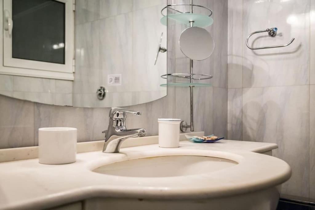 A Unique Apartment In The Historical Center-3Bds Афіни Екстер'єр фото